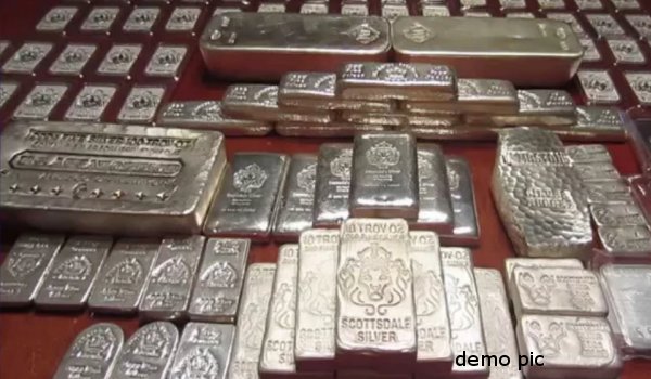 gujarat : 22 kg silver jewellery seized from private bus in banaskantha, two held