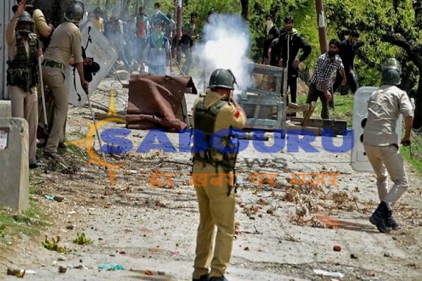 More than 12 wounded in clashes with security forces in Shopian