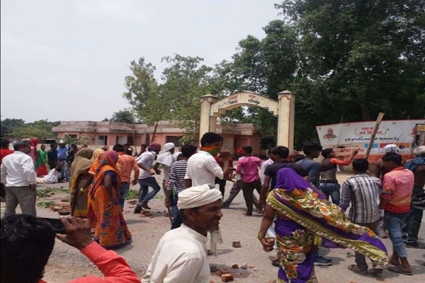 झुंझुंनू में नाबालिग के अपहरण के मामले में ग्रामीणों ने थाने पर किया पथराव