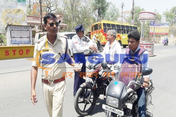 यातायात पुलिस ने वाहन चालकों पर कार्यवाही