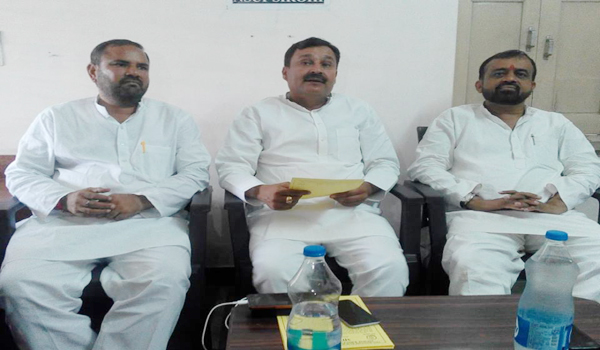 सिरोही में पत्रकार वार्ता को संबोधित करते बंद प्रभारी करणसिंह उचरियाड़ा, पूर्व विधायक संयम लोढ़ा और जिलाध्यक्ष जीवाराम आर्य।