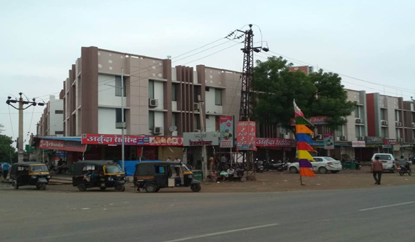 सिरोही में कांग्रेस के बंद के दौरान गोयली चैराहा पर बंद प्रतिष्ठान।