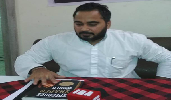 सिरोही विधानसभा क्षेत्र से आगामी विधानसभा चुनावों में निर्दलीय प्रत्याशी के रूप में चुनाव लडने की घोषणा करते तेजाराम सोलंकी।