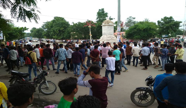 सिरोही में छात्रसंघ चुनाव के दौरान अहिंसा सर्किल पर लगा छात्रों को जमावड़ा।