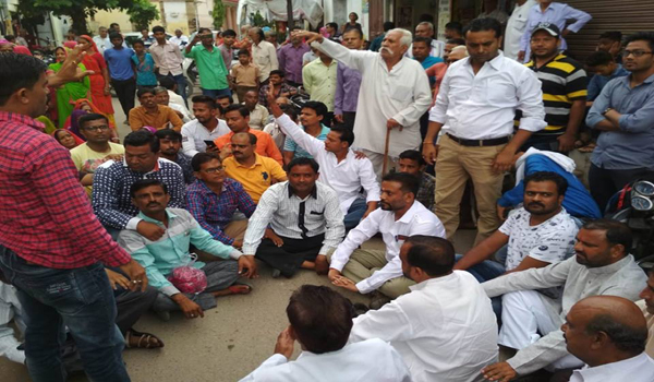 सिरोही के कुम्हारवाड़ा क्षेत्र में रिहायशी इलाकों में भवन पर मोबाइल टावर इंस्टालेशन करने के विरोध में सड़क पर विरोध जताते कुम्हारवाड़ा के लोग।