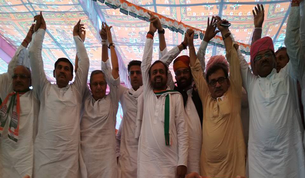 सिरोही के निकट सरूपगंज में आदिवासी सम्मेलन में पूर्व विधायक संयम लोढ़ा के साथ एकता का संदेश देते कांग्रेस के प्रदेशाध्यक्ष सचिन पायलट और प्रदेश के अन्य कांग्रेस नेता।