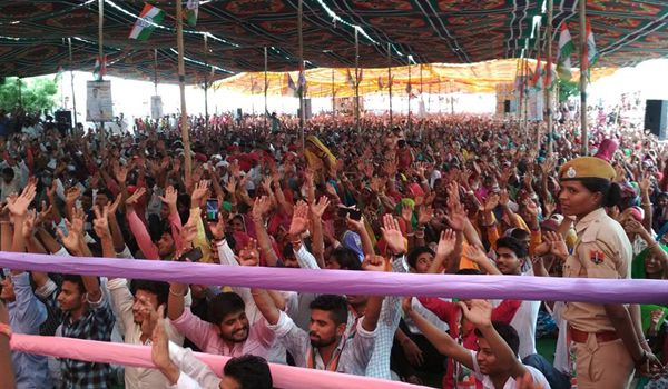 सिरोही के निकट सरूपगंज के आयोजित आदिवासी सम्मेलन में हाथ उठाकर कांग्रेस नेताओं के आह्वान का समर्थन करते लोग।
