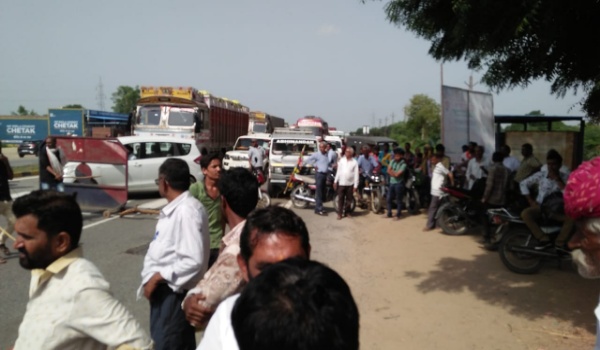सिरोही के निकटवर्ती पालड़ी एम थाना क्षेत्र के अरठवाड़ा गांव के किशोर का शव मिलने पर जाम किया गया नेशनल हाईवे 62।