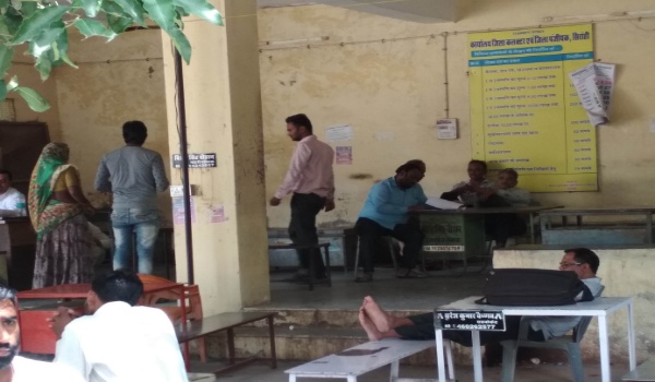 सिरोही कलक्ट्री में कार्य बहिष्कार के कारण आराम की मुद्रा में लोग।