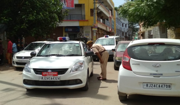 सिरोही जिले मुख्यालय पर sc-st एक्ट के संशोधित अध्यादेश के खिलाफ बन्द के दौरान निरीक्षण करते पुलिस अधीक्षक।
