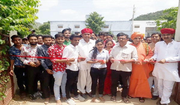 सिरोही में abvp के समर्थित प्रत्याशियों के छात्रसंघ चुनाव का उद्घाटन करते अतिथि।