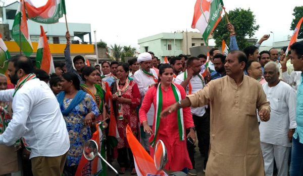 आबूरोड में कांग्रेस के बंद के आह्वान के दौरान बाजार बंद करवाते कांग्रेसी नेता।