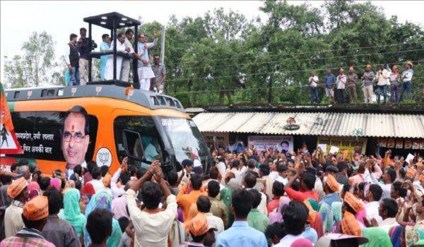stone hurled at CM shivraj singh chouhan's jan ashirwad yatra bus