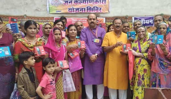 mukhyamantri digital yojana : vasudev devnani distributes mobile phone at ward 11 in ajmer
