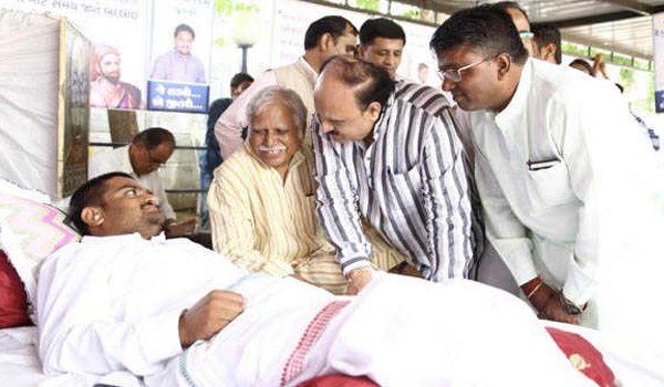 Hardik Patel takes water as fast enters 8th day