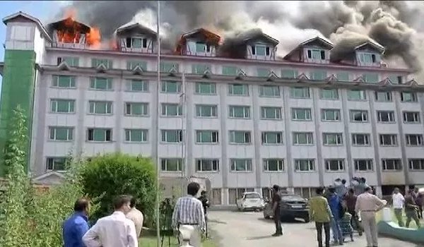 Massive fire engulfs Hotel Pamposh in Srinagar