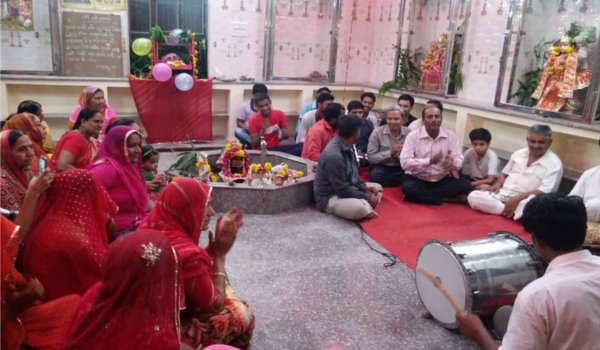 जन्माष्टमी के अवसर पर पंचशील कॉलोनी स्थित मनकामेश्वर महादेव मंदिर में भजन गाते धर्मप्रेमी।