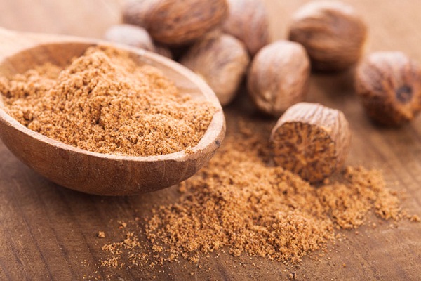 nutmeg beneficial for beauty care in hindi