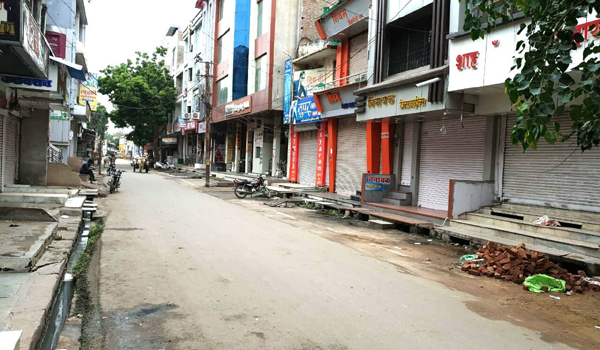 शिवगंज में कांग्रेस के बंद के दौरान बंद बाजार।