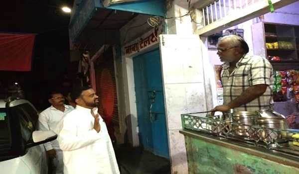 सिरोही में अल सुबह पांच बजे बाजार में खुली रेस्टोरेंट को बंद करने का अनुरोध करते पूर्व विधायक संयम लोढ़ा।
