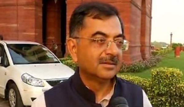 former Bjp mp Tarun vijay controversial tweet on Narendra modi and rahul gandhi, deleted later
