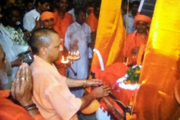 Chief Minister Yogi hoisted Kanha in Gorakhpur temple