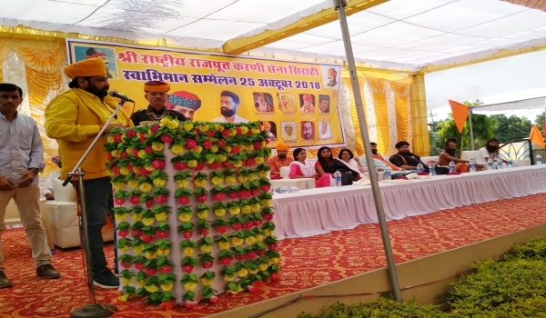 सिरोही में करणी सेना के कार्यक्रम को संबोधित करते सुखदेव सिंह गोगामेड़ी।