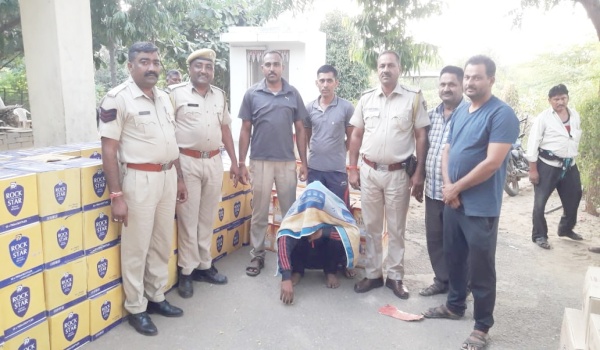 सिरोही जिले के आबूरोड शहर में गुजरात बॉर्डर पर जब्त शराब और आरोपी के साथ पुलिस दल।