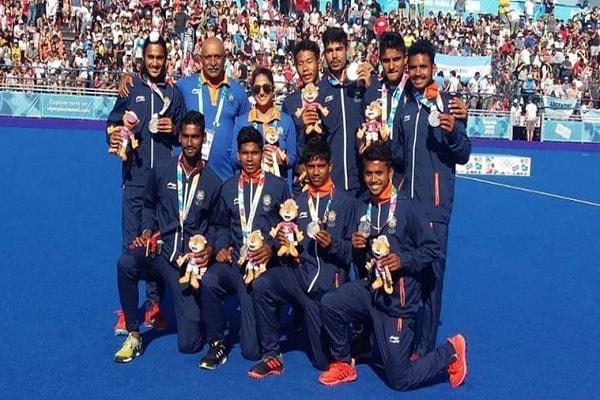 Women and man hockey team silver medal in Youth Olympics