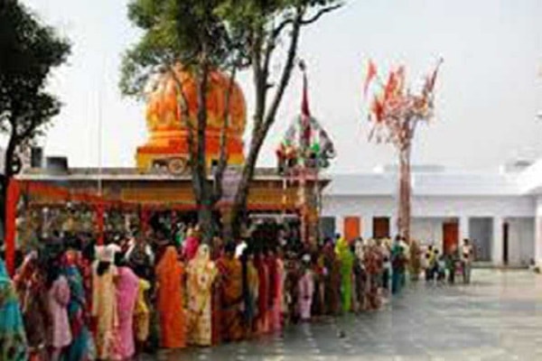 Ashwashthama performs the first prayer in the temple of Kali