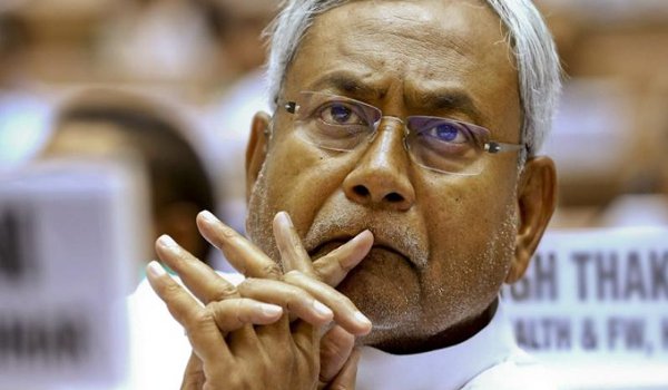 Swarn Sena activist hurls sandal at Bihar CM Nitish Kumar in patna