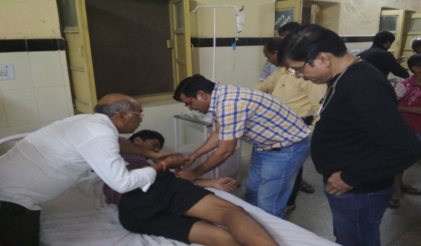 सिरोही जिला चिकित्सालय में फ़ूड पोइजनिग से बीमार कालंद्री नवोदय विद्यालय के बच्चों का उपचार करते चिकित्सक।