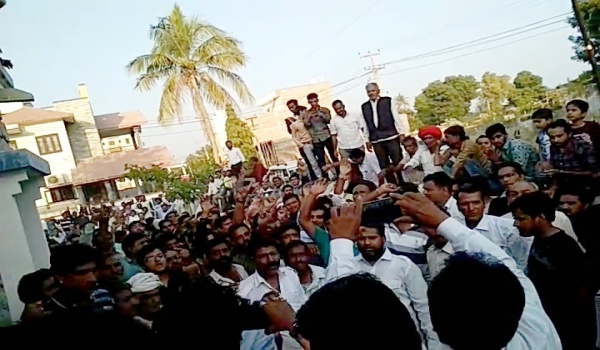 शिवगंज में बड़गांव स्थित लोढ़ा के आवास पर निर्दलीय चुनाव लड़ने के लिए अपना समर्थन दिखाने आये कांग्रेसी।