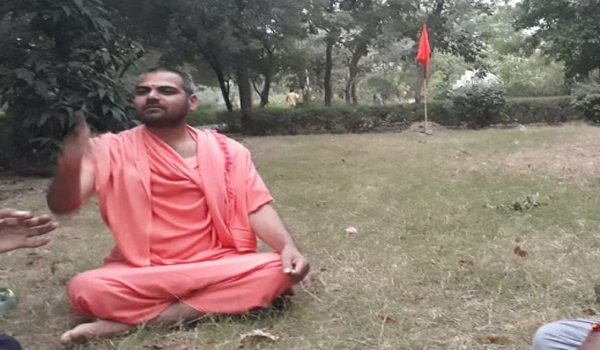 सिरोही के गांधी उद्यान में एएचपी द्वारा आयोजित शाखा में बौ़िद्धक देते दिवंगत संत अवधेशानंद।