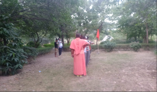 सिरोही के गांधी उद्यान में आयोजित शाखा में ध्वज प्रणाम करते दिवंगत संत अवधेशानंद।