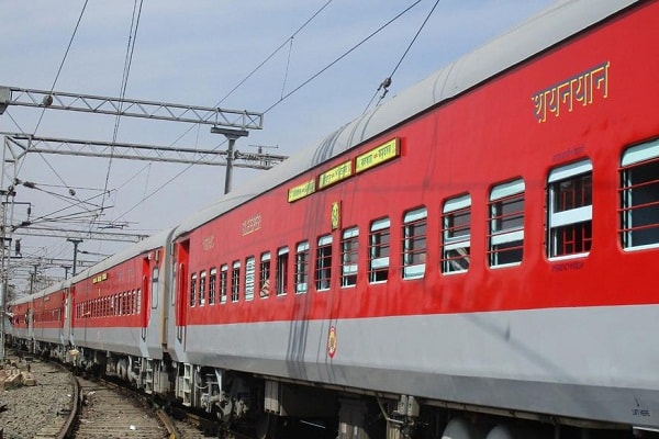 संडीला रेलवे स्टेशन के पास अकाल तख्त एक्सप्रेस से कुचल कर चार रेलकर्मी मरे