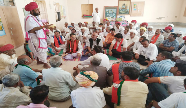 सिरोही विधानसभा में सोमवार को चुनावी दौरे के दौरान लोगों को संबोधित करते भाजपा प्रत्याशी ओटाराम देवासी।