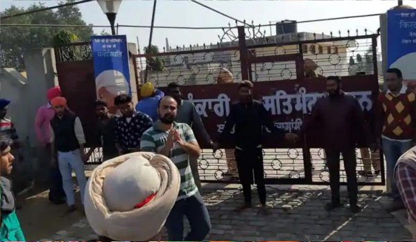 Bomb attack at Amritsar Nirankari Bhawan : 3 dead, several injured