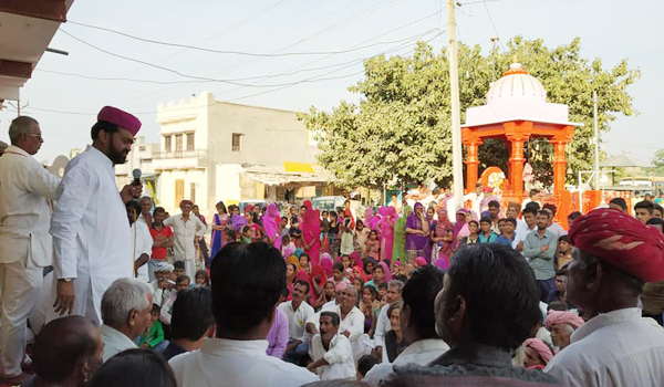 सिरोही विधानसभा क्षेत्र में सोमवार को चुनावी दौरे में लोगों को संबोधित करते निर्दलीय प्रत्याशी संयम लोढ़ा।