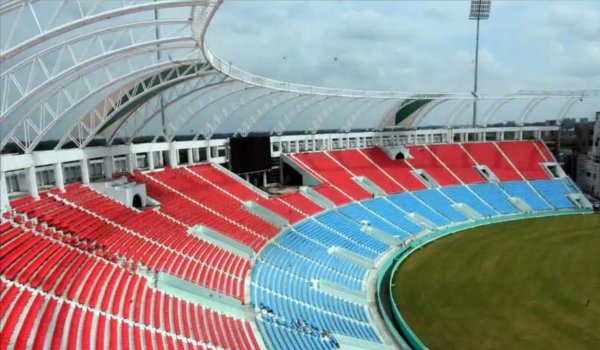 Sunil Gavaskar, Sanjay Manjrekar escape serious accident at Lucknow's Ekana Stadium