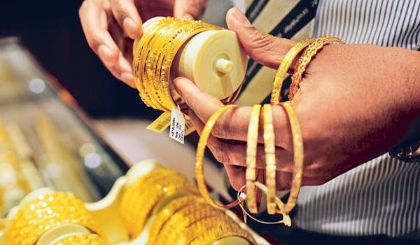 Gold prices falls by Rs 280, silver rates slump