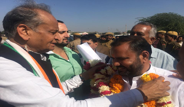 सिरोही विधानसभा क्षेत्र के कांग्रेस के प्रत्याशी जीवाराम आर्य सुमेरपुर में अशोक गहलोत से सिरोही में रैली के संबंध में चर्चा करते हुए।