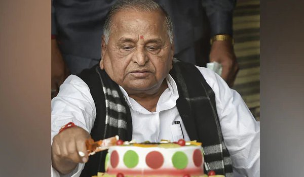mulayam singh yadav's 80th birthday celebrated by akhilesh, shivpal yadav separately