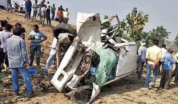 nine killed in road accident near malthon in Madhya Pradesh