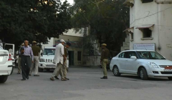 जिला प्रचारक को न्यायालय में प्रस्तुत करने के लिए लेकर आते समय कलक्ट्री में पुलिस और आरएसएस के पदाधिकारी।
