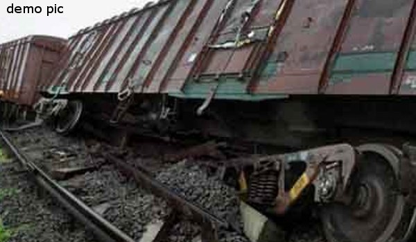 two Wagon of goods train derailed in Farrukhabad, guard injured