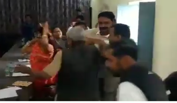 शिवगंज नगर पालिका में भाजपा पार्षदों के आपस में उलझने पर मचा हडक़म्प।
