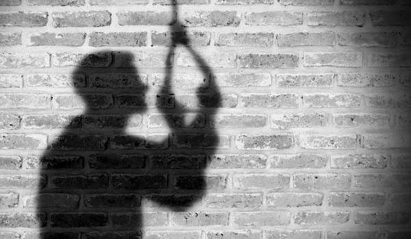 Operator of an electronics showroom commits suicide