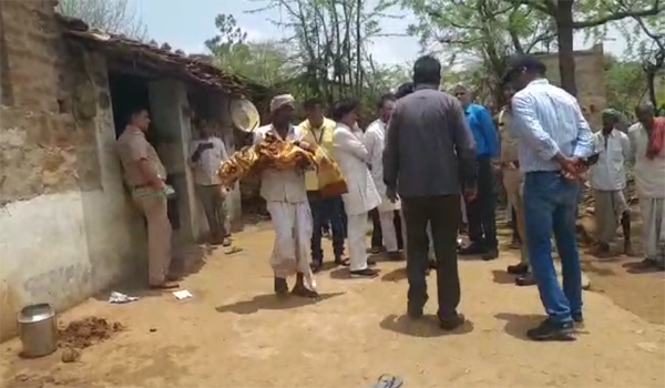 ईसरा में बच्ची का शव ले जाता ग्रामीण और घटनास्थल पर एकत्रित पुलिस व प्रशासनिक अधिकारी।