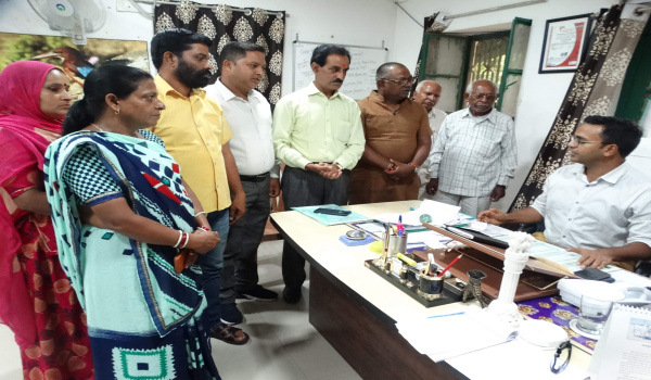 माउंट आबू में उपखंड अधिकारी कार्यालय में पार्षदों की मौजूदगी में चर्चा करते पालिकाध्यक्ष और उपखंड अधिकारी।